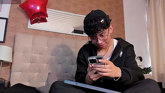 Snapshot of liam_twiink chatting on March 9, 2026, 4:54 pm liam twiink online show from March 9, 2026, 4:54 pm