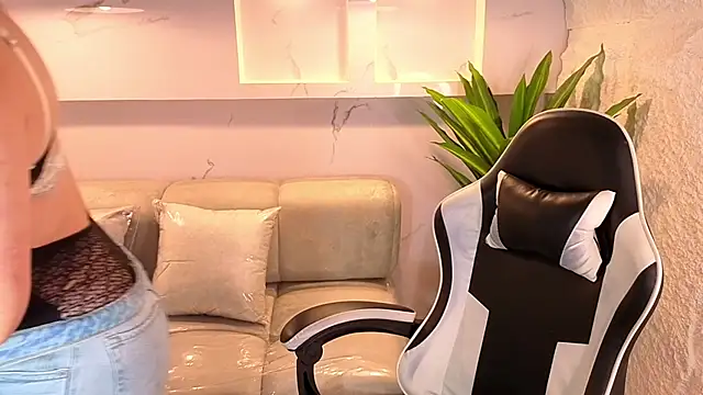 scarlett smith tp online show from December 17, 2025, 12:43 pm