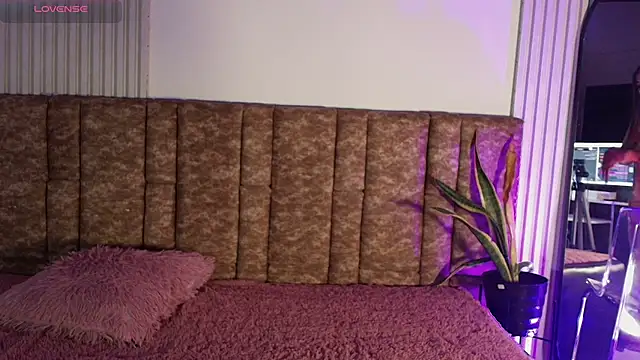 Snapshot of Missdionne_curly chatting on March 21, 2026, 11:25 am Missdionne curly online show from March 21, 2026, 11:25 am