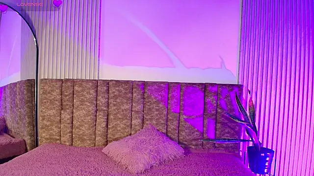 Snapshot of Missdionne_curly chatting on March 7, 2026, 11:27 am Missdionne curly online show from March 7, 2026, 11:27 am