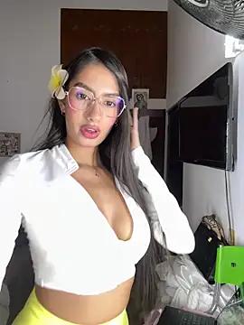 Snapshot of Julieta_Duque chatting on March 31, 2026, 3:30 am Julieta Duque online show from March 31, 2026, 3:30 am