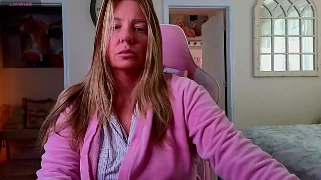 Snapshot of STIFFLERSMOMM chatting on October 25, 2025, 6:30 pm STIFFLERSMOMM online show from October 25, 2025, 6:30 pm