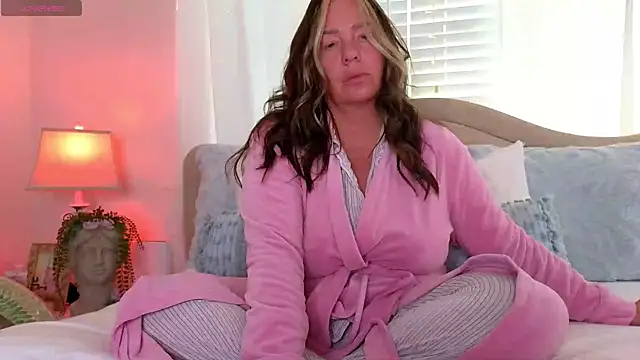 Snapshot of STIFFLERSMOMM chatting on October 31, 2025, 2:13 pm STIFFLERSMOMM online show from October 31, 2025, 2:13 pm