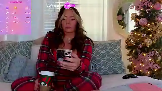 Snapshot of STIFFLERSMOMM chatting on November 18, 2025, 1:14 pm STIFFLERSMOMM online show from November 18, 2025, 1:14 pm