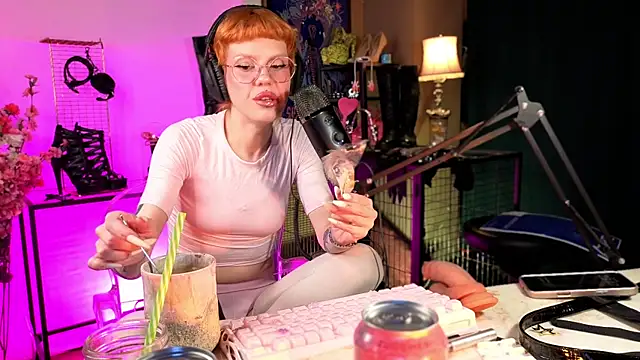 Snapshot of tacodeluxxxe chatting on May 10, 2026, 9:49 pm tacodeluxxxe online show from May 10, 2026, 9:49 pm