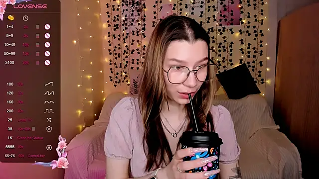 Snapshot of LinaBlossom_ chatting on November 25, 2025, 8:36 am LinaBlossom online show from November 25, 2025, 8:36 am