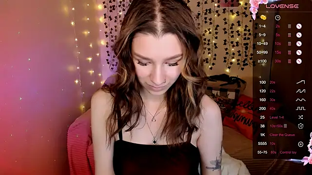 Snapshot of LinaBlossom_ chatting on October 31, 2025, 8:33 am LinaBlossom online show from October 31, 2025, 8:33 am