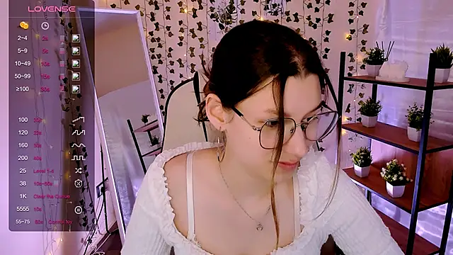 Snapshot of LinaBlossom_ chatting on May 19, 2026, 6:53 am LinaBlossom online show from May 19, 2026, 6:53 am