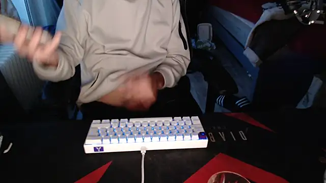 Snapshot of geil20CM2 chatting on October 18, 2025, 4:31 pm geil20CM2 online show from October 18, 2025, 4:31 pm