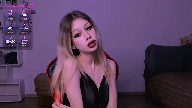 Snapshot of Lori_lolii chatting on December 14, 2025, 5:40 pm Lori lolii online show from December 14, 2025, 5:40 pm