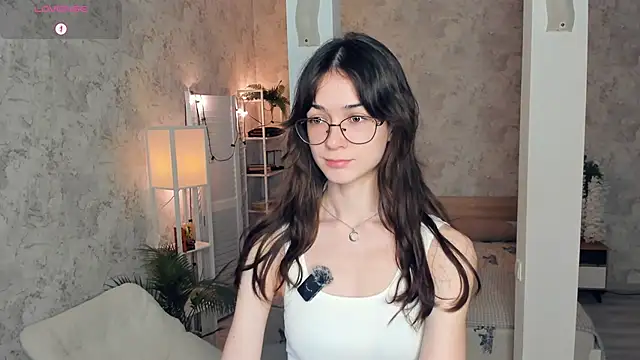 ReneeLippeatt online show from November 8, 2025, 7:28 pm