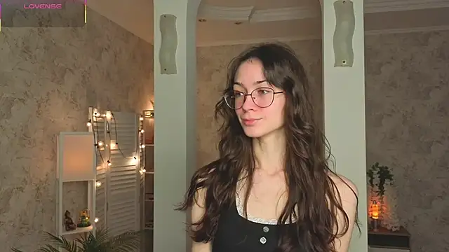 ReneeLippeatt online show from October 9, 2025, 8:09 pm