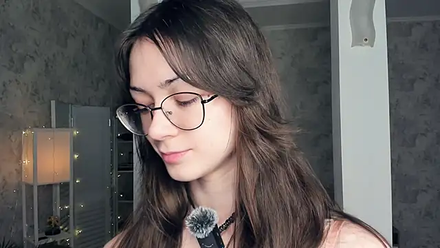 ReneeLippeatt online show from December 14, 2025, 7:41 pm