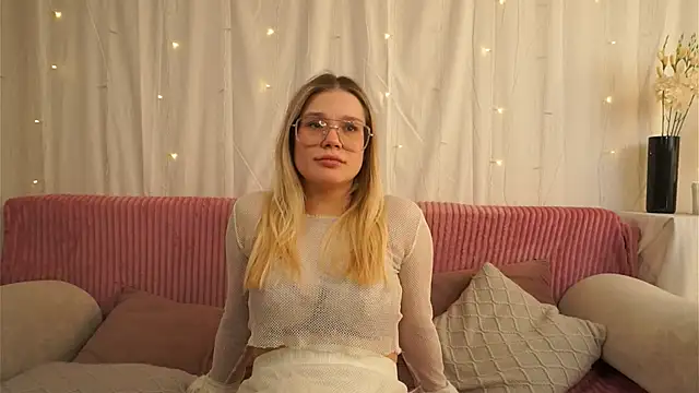 LisaRiza online show from October 6, 2025, 8:04 am