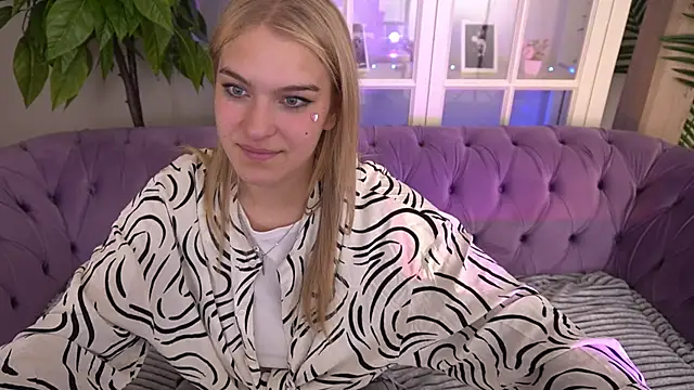 Snapshot of AlinaLiii chatting on June 15, 2026, 7:30 am AlinaLiii online show from June 15, 2026, 7:30 am