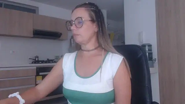 Snapshot of LovePaula chatting on October 31, 2025, 1:46 am LovePaula online show from October 31, 2025, 1:46 am