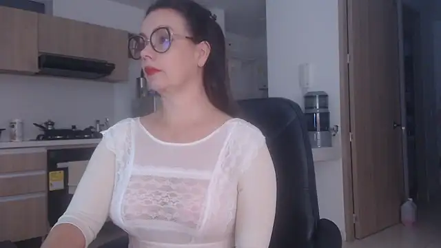 Snapshot of LovePaula chatting on July 13, 2026, 12:43 am LovePaula online show from July 13, 2026, 12:43 am