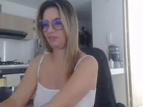 Snapshot of LovePaula chatting on March 15, 2025, 3:48 pm LovePaula online show from March 15, 2025, 3:48 pm