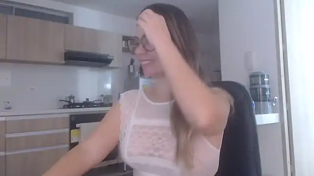 Snapshot of LovePaula chatting on July 17, 2026, 12:24 pm LovePaula online show from July 17, 2026, 12:24 pm