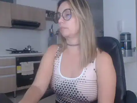 Snapshot of LovePaula chatting on February 22, 2025, 2:06 am LovePaula online show from February 22, 2025, 2:06 am