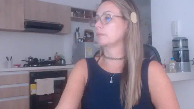 Snapshot of LovePaula chatting on October 23, 2025, 11:03 pm LovePaula online show from October 23, 2025, 11:03 pm