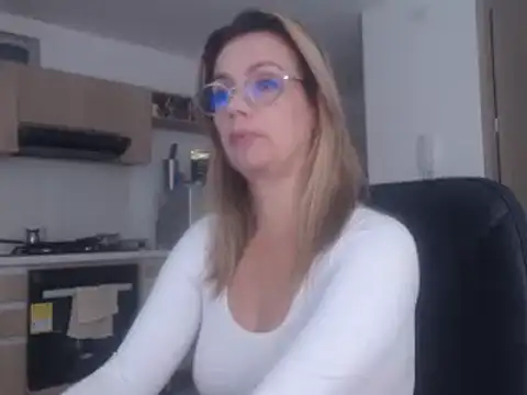 Snapshot of LovePaula chatting on March 10, 2025, 11:45 am LovePaula online show from March 10, 2025, 11:45 am