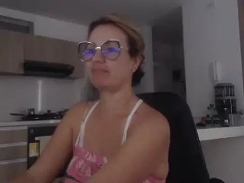 Snapshot of LovePaula chatting on December 15, 2024, 8:47 pm LovePaula online show from December 15, 2024, 8:47 pm