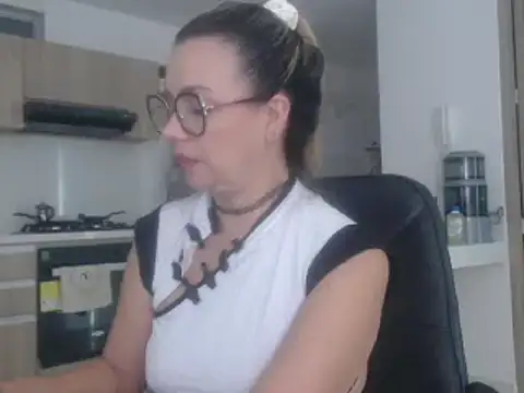 Snapshot of LovePaula chatting on February 19, 2025, 2:01 pm LovePaula online show from February 19, 2025, 2:01 pm
