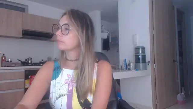 Snapshot of LovePaula chatting on October 19, 2025, 1:30 am LovePaula online show from October 19, 2025, 1:30 am