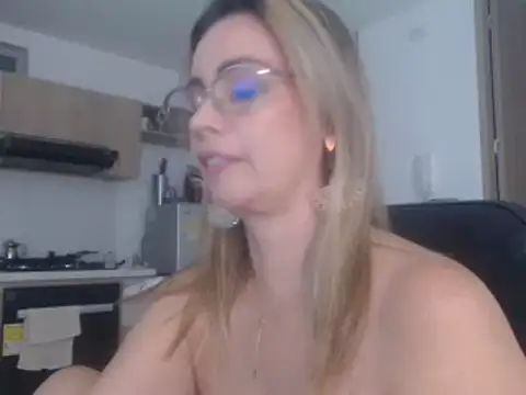 Snapshot of LovePaula chatting on March 17, 2025, 1:14 am LovePaula online show from March 17, 2025, 1:14 am