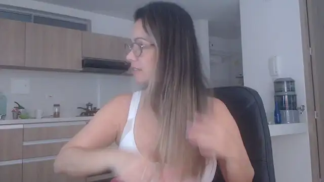 Snapshot of LovePaula chatting on June 22, 2026, 12:35 pm LovePaula online show from June 22, 2026, 12:35 pm