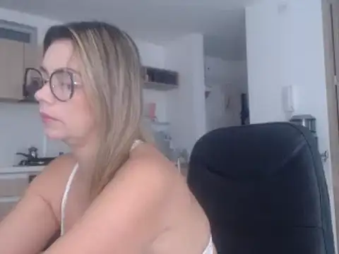 Snapshot of LovePaula chatting on February 24, 2025, 12:48 pm LovePaula online show from February 24, 2025, 12:48 pm