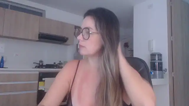 Snapshot of LovePaula chatting on August 6, 2026, 12:11 pm LovePaula online show from August 6, 2026, 12:11 pm