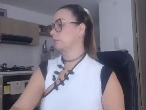 Snapshot of LovePaula chatting on February 19, 2025, 10:56 am LovePaula online show from February 19, 2025, 10:56 am