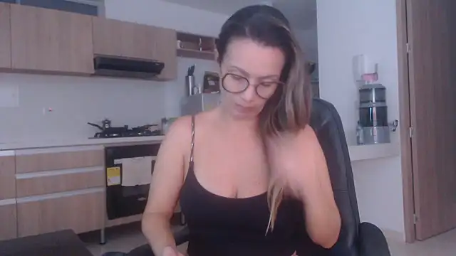 Snapshot of LovePaula chatting on February 24, 2026, 12:11 am LovePaula online show from February 24, 2026, 12:11 am