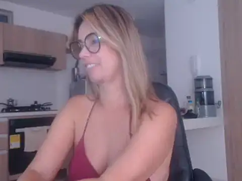Snapshot of LovePaula chatting on February 6, 2025, 11:31 am LovePaula online show from February 6, 2025, 11:31 am