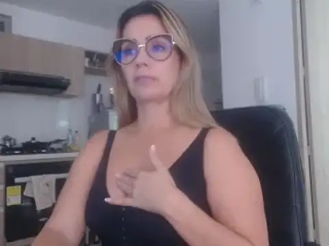 Snapshot of LovePaula chatting on March 5, 2025, 10:21 pm LovePaula online show from March 5, 2025, 10:21 pm