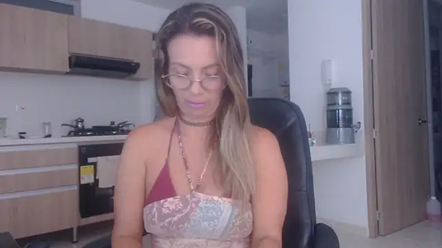 Snapshot of LovePaula chatting on November 22, 2025, 9:57 pm LovePaula online show from November 22, 2025, 9:57 pm