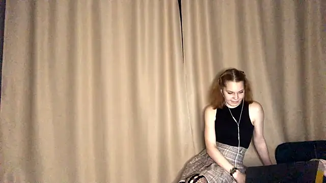 Snapshot of FoxLina chatting on October 10, 2025, 7:47 pm FoxLina online show from October 10, 2025, 7:47 pm