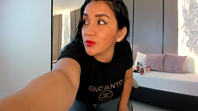 Snapshot of zoee_zi chatting on December 4, 2025, 7:35 pm zoee zi online show from December 4, 2025, 7:35 pm