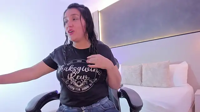 Snapshot of zoee_zi chatting on November 6, 2025, 7:07 pm zoee zi online show from November 6, 2025, 7:07 pm