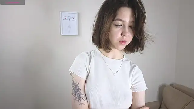 Snapshot of Veyaspace chatting on October 28, 2025, 1:21 pm Veyaspace online show from October 28, 2025, 1:21 pm