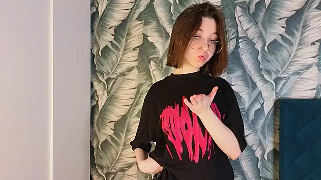 Snapshot of Veyaspace chatting on December 17, 2025, 11:26 am Veyaspace online show from December 17, 2025, 11:26 am