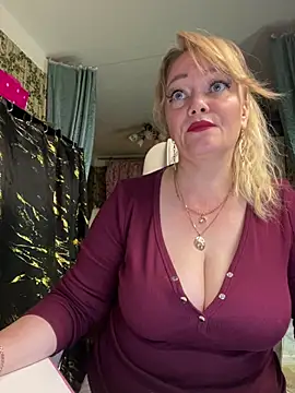 Snapshot of Sweet-blonde chatting on July 17, 2026, 8:28 pm Sweet-blonde online show from July 17, 2026, 8:28 pm