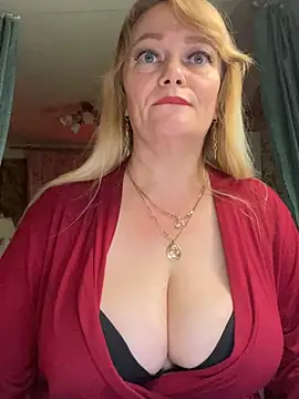Snapshot of Sweet-blonde chatting on July 8, 2026, 10:43 pm Sweet-blonde online show from July 8, 2026, 10:43 pm