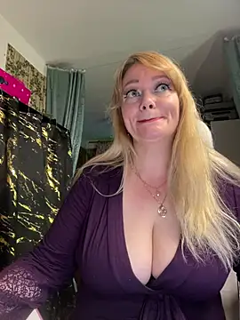 Snapshot of Sweet-blonde chatting on July 18, 2026, 9:56 pm Sweet-blonde online show from July 18, 2026, 9:56 pm