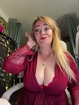 Snapshot of Sweet-blonde chatting on July 13, 2026, 10:31 pm Sweet-blonde online show from July 13, 2026, 10:31 pm