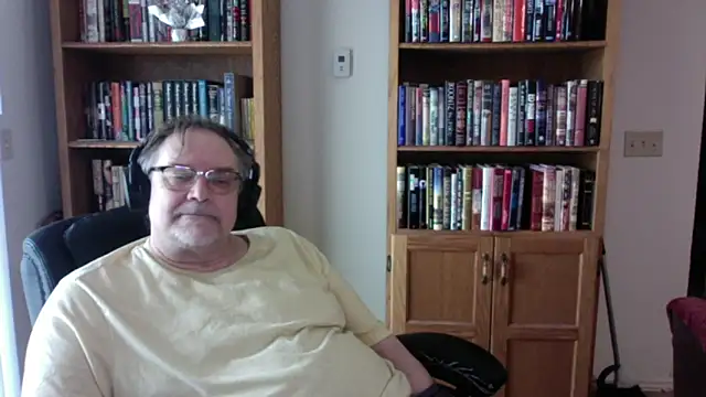 Vinyl22xh online show from April 30, 2026, 6:59 pm