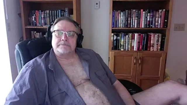 Vinyl22xh online show from April 22, 2026, 6:04 pm