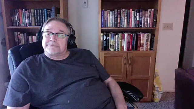 Vinyl22xh online show from April 20, 2026, 11:28 pm